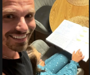 Marcin Hakiel. Nosi dzieciom tornistry 