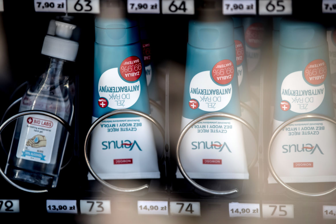 Na ulicach Krakowa stanęły maseczkomaty. Znamy ceny produktów