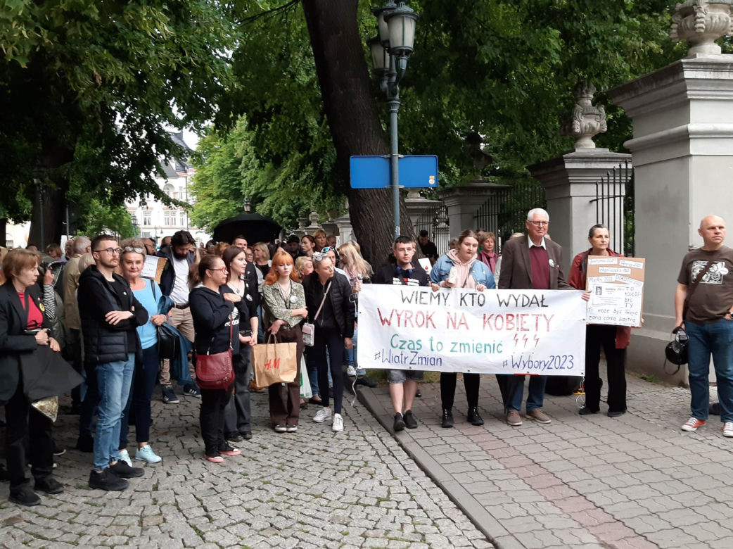 Protesty "Ani Jednej Więcej!" w całej Polsce. Kobiety wyszły na ulice po śmierci Doroty