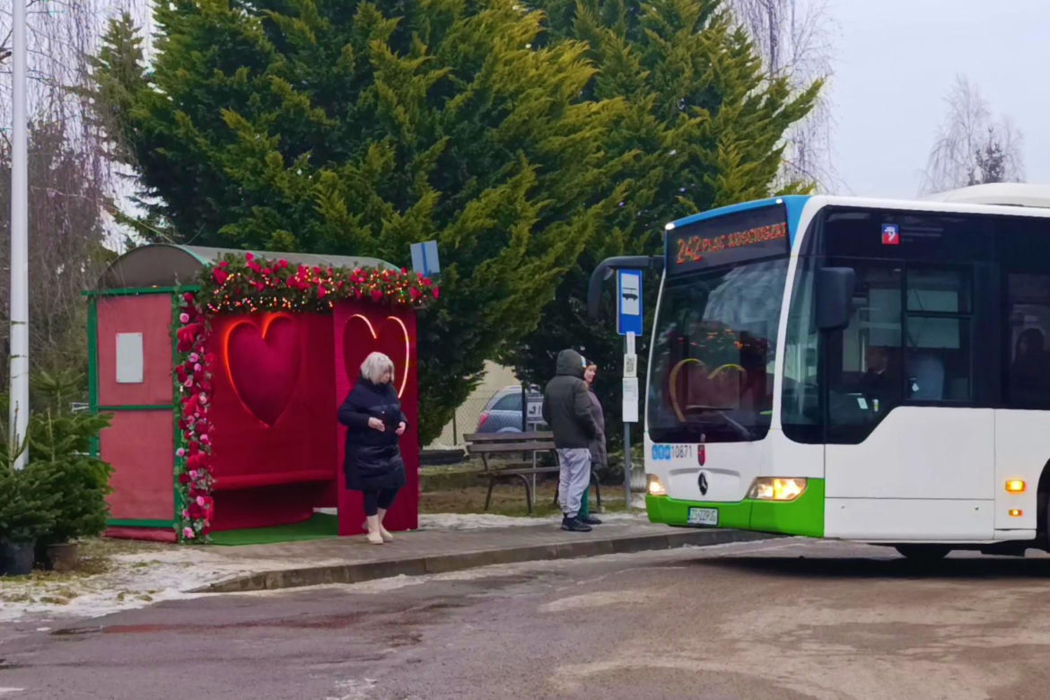 Romantyczny przystanek autobusowy w Moczyłach
