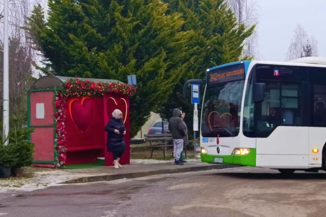 Romantyczny przystanek autobusowy w Moczyłach