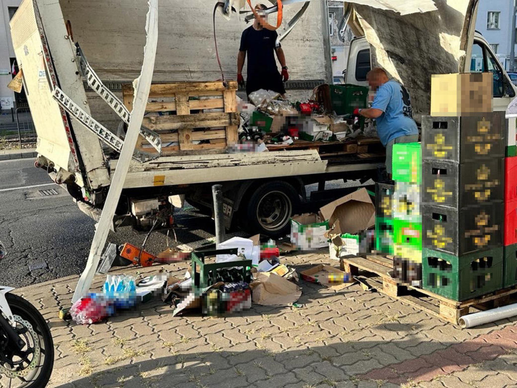 Złoty trunek na ulicach stolicy. Butelki z piwem wypadły z dostawczaka. Mieszkańcy się o nie bili!