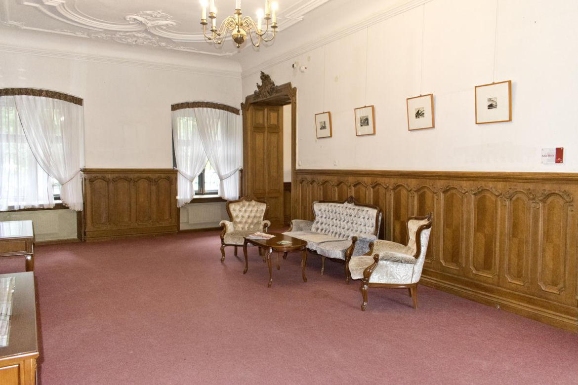 Metamorfoza Zamku w Mosznej. Z sanatorium w bajkowy hotel - tak przez lata zmieniał się jeden z najbardziej czarujących budynków w Polsce