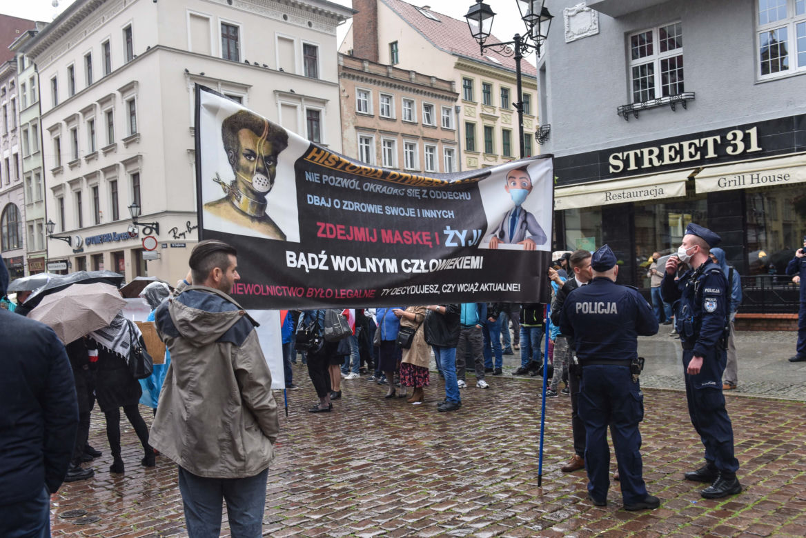Tak wyglądał protest "Zakończyć plandemię" w Toruniu