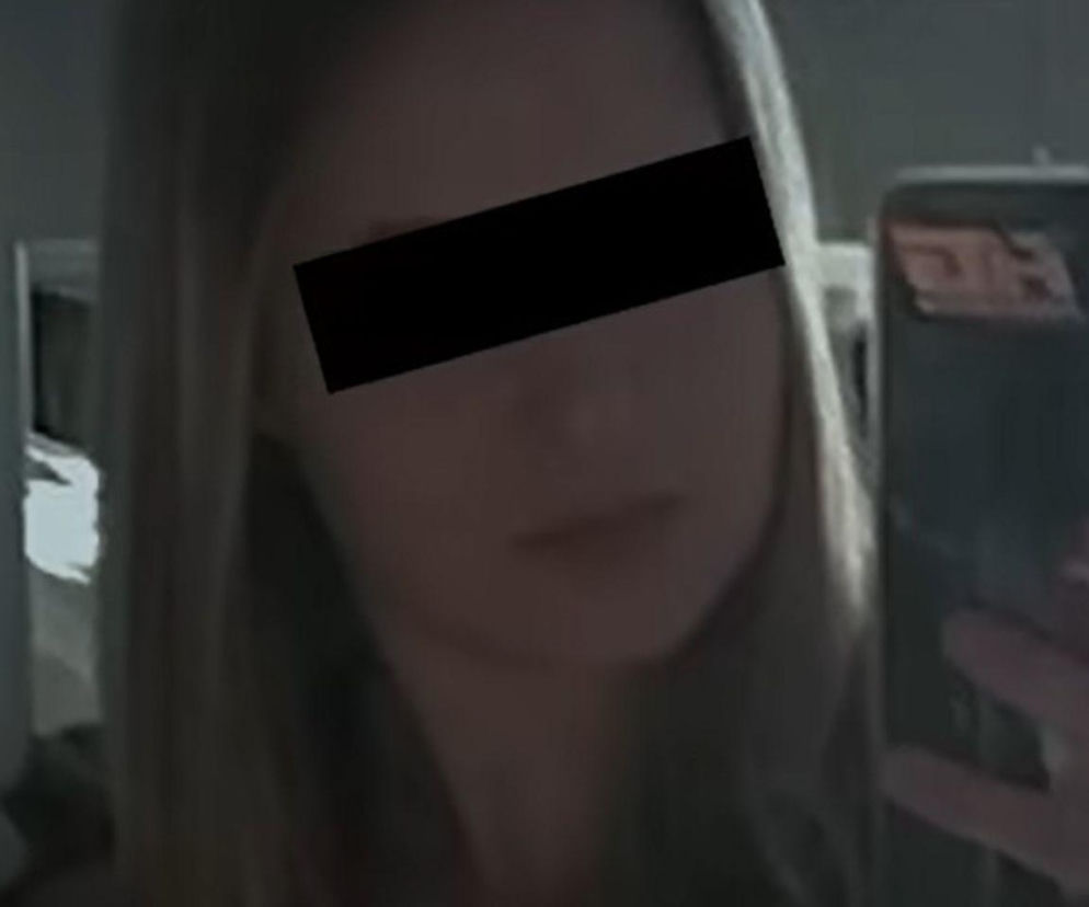 Młoda kobieta z zasłoniętymi oczami robi zdjęcie telefonem. O kulisach zbrodni w powiecie limanowskim dowiesz się z Mediateka.