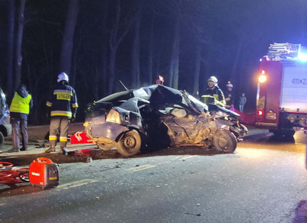 Koszmarny wypadek w Jeziórkach. Auto Huberta zmiażdżone! Syn nauczycielki nie żyje
