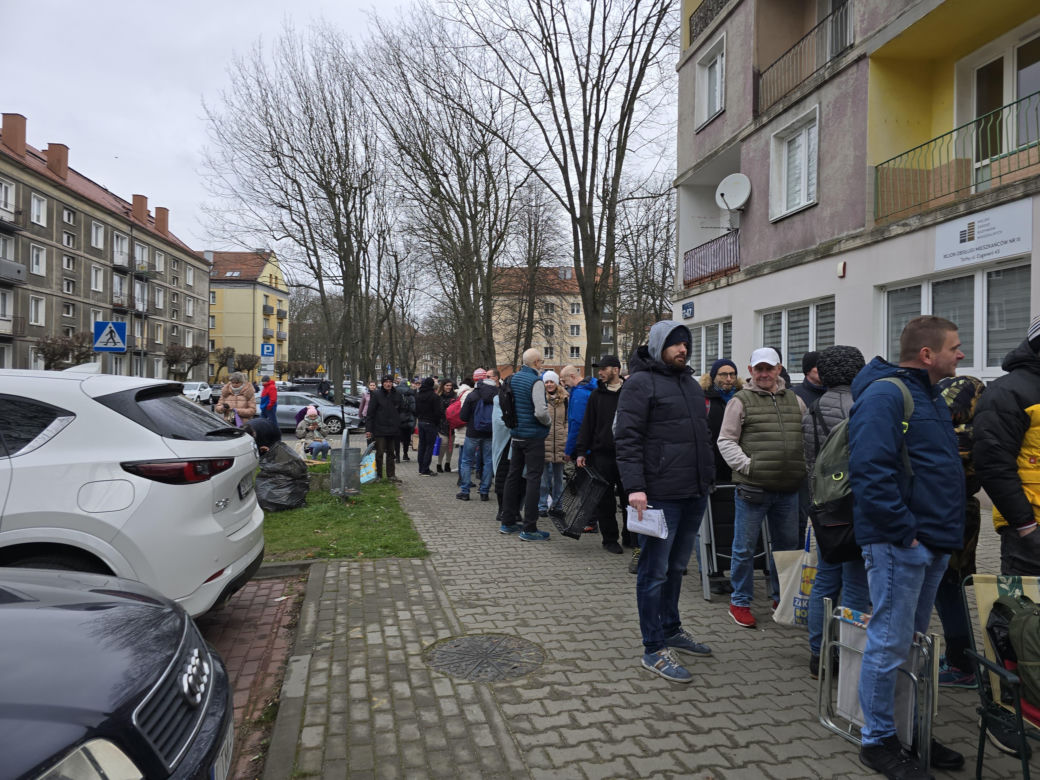 Kilkaset ludzi czeka przed wejściem do punktu obsługi grantobiorców w Tychach