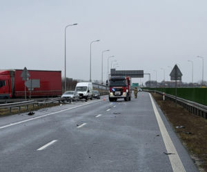 Groźny wypadek na S3. Bus przewrócił się na bok, ranni pasażerowie