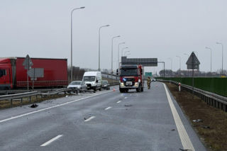 Groźny wypadek na S3. Bus przewrócił się na bok, ranni pasażerowie