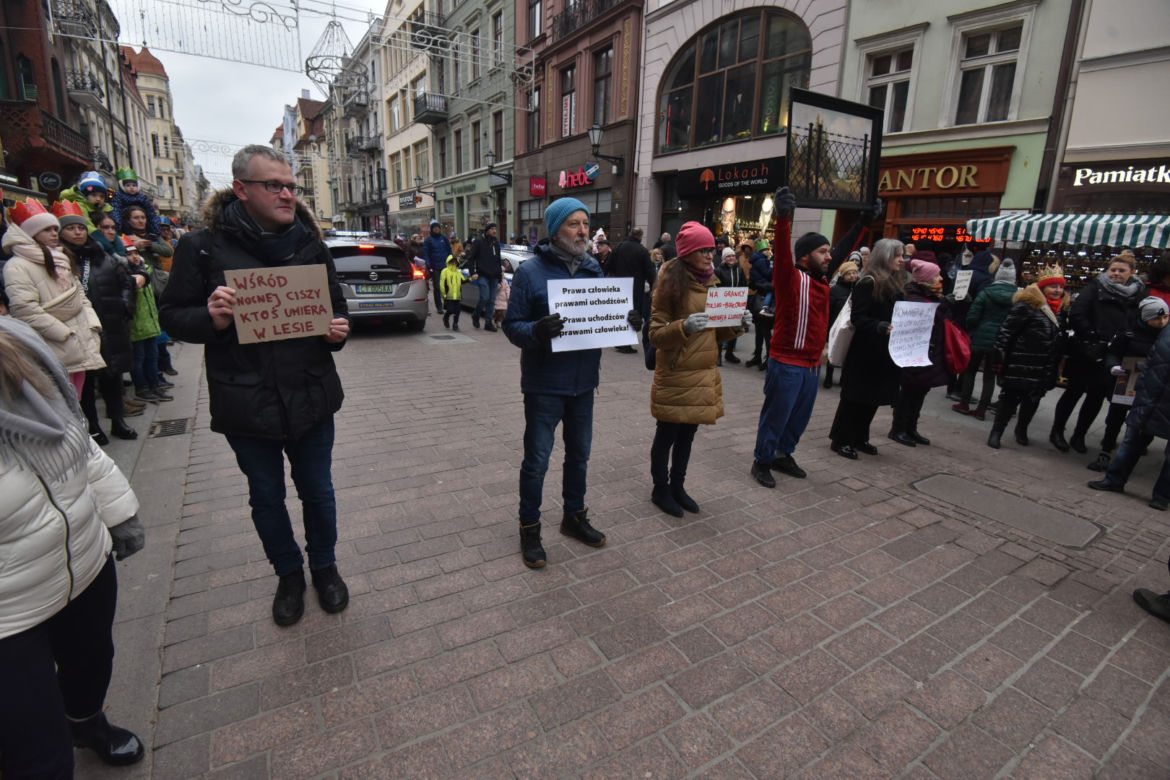 Orszak Trzech Króli 2023 w Toruniu. Efektowne figury, piękne kolory i aktywiści o dramacie uchodźców