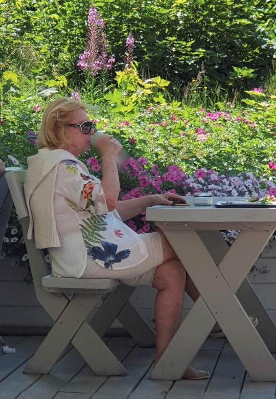 Ewa Wiśniewska je samotnie obiad nad morzem