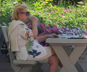 Ewa Wiśniewska je samotnie obiad nad morzem