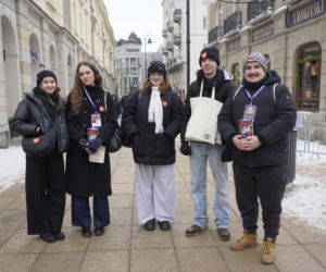 Zbierali do puszki na zdrowe brzuszki. Serduszkowe szaleństwo opanowało stolicę