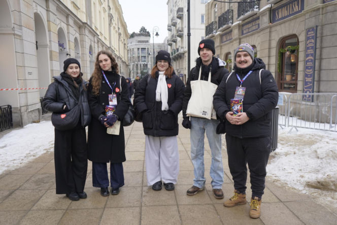 Zbierali do puszki na zdrowe brzuszki. Serduszkowe szaleństwo opanowało stolicę