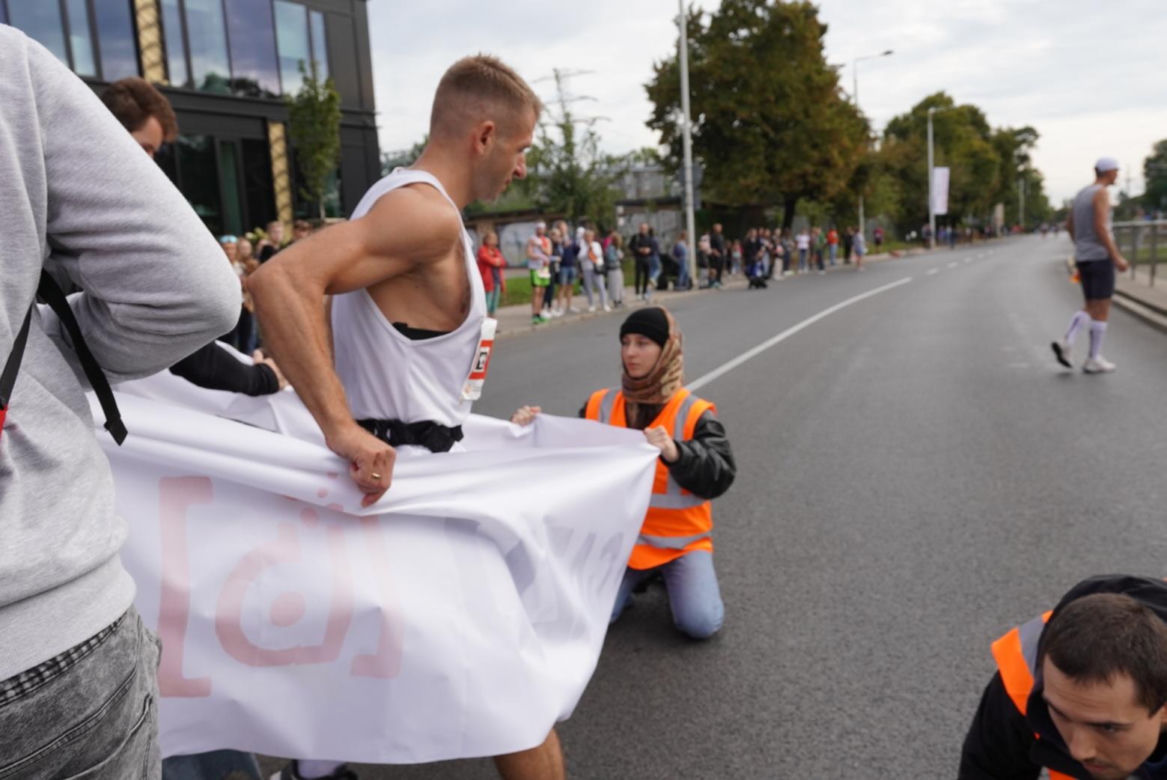Aktywiści klimatyczni blokowali Maraton Warszawski