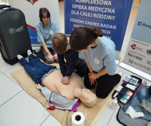 Uczennice IV LO szkolą Siedlczan z udzielania pierwszej pomocy