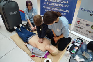 Uczennice IV LO szkolą Siedlczan z udzielania pierwszej pomocy