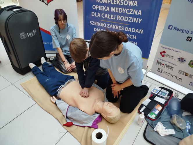 Uczennice IV LO szkolą Siedlczan z udzielania pierwszej pomocy