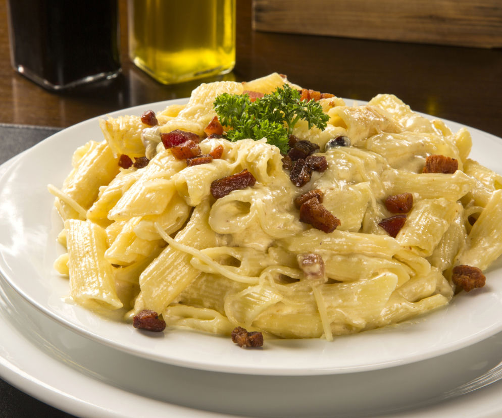Penne z ziołami włoskimi i parmezanem: przepis na danie na ciepło