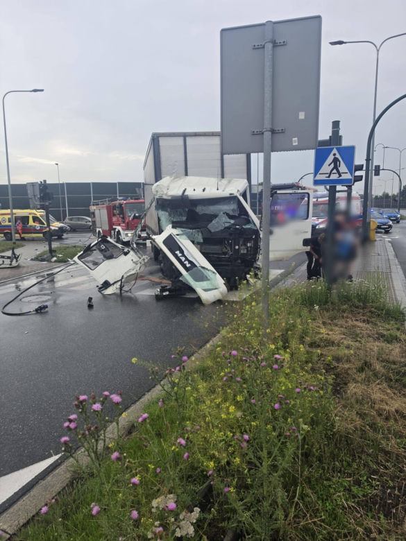Kraksa osobówki z ciężarówką w Krakowie. Duże utrudnienia drogowe