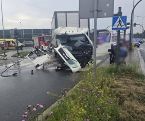 Kraksa osobówki z ciężarówką w Krakowie. Duże utrudnienia drogowe