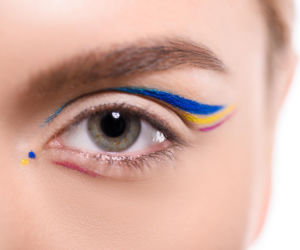 Kolorowy eyeliner wraca do łask. Sprawdź, jak dopasować odcień kreski do twojej tęczówki