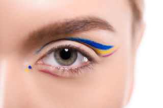 Kolorowy eyeliner wraca do łask. Sprawdź, jak dopasować odcień kreski do twojej tęczówki