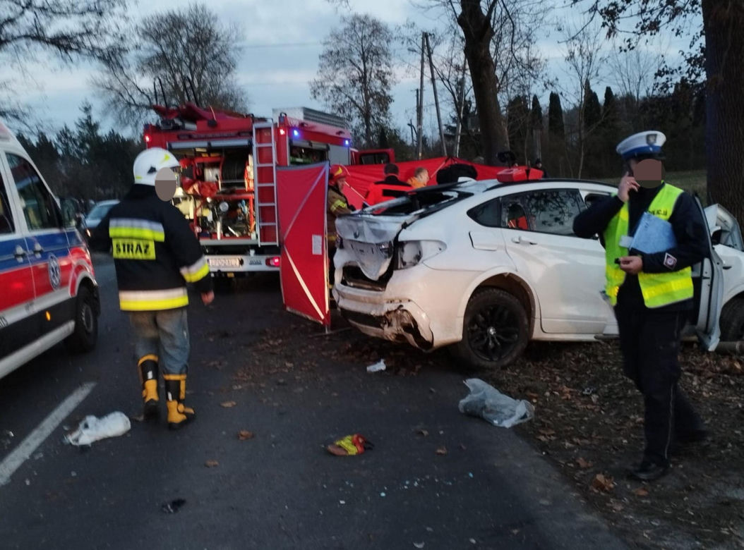 Śmiertelny wypadek pod Poddębicami. Nie żyje kierowca białego BMW, dwie osoby ranne [ZDJĘCIA]