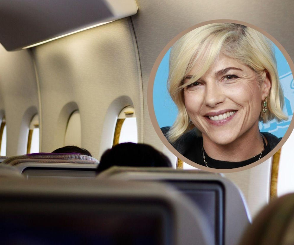 Wnętrze samolotu z pasażerami w fotelach. Na miniaturze uśmiechnięta Selma Blair. O incydencie aktorki przeczytasz w Eska.