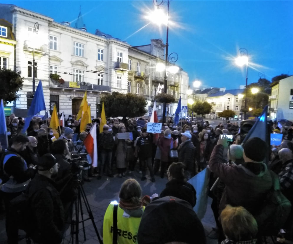 Mieszkańczy Lublina zebrali się pod siedzibą PiS