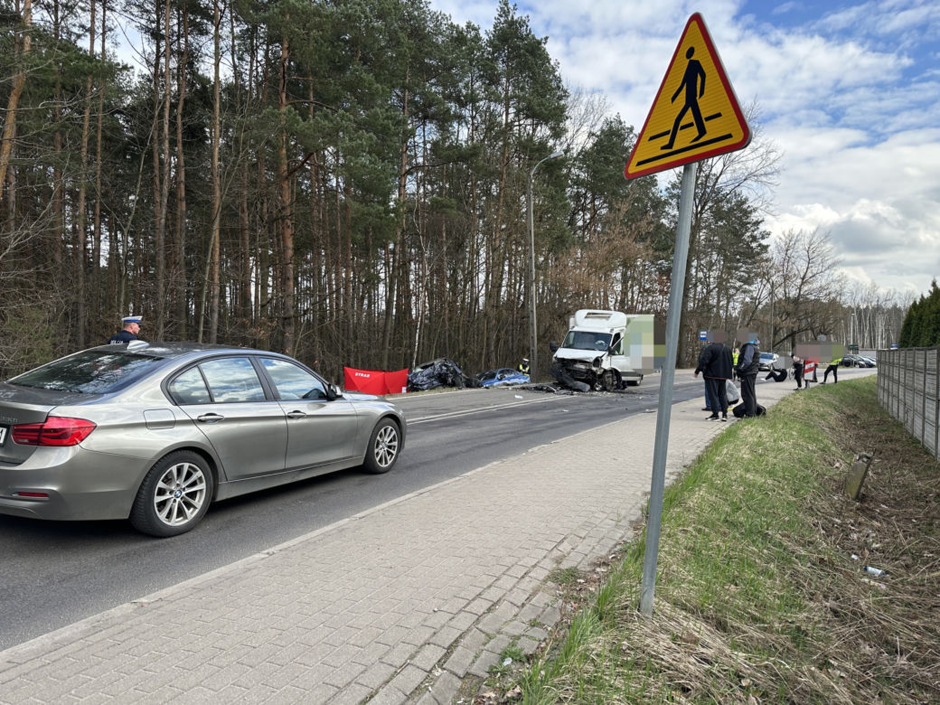 Tragedia w Klembowie. Z auta zostały strzępy, kierowca nie żyje. Są ranni