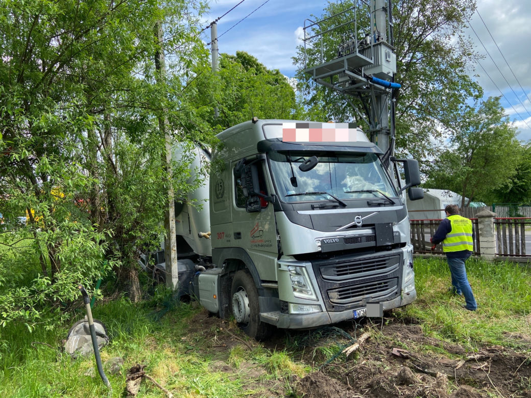 Zwierki. Wypadek na DK 19. Rozpędzona ciężarówka wjechała na posesję! Kierowca zabrany do szpitala [ZDJĘCIA]