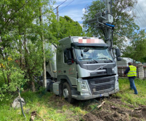 Zwierki. Wypadek na DK 19. Rozpędzona ciężarówka wjechała na posesję! Kierowca zabrany do szpitala [ZDJĘCIA]