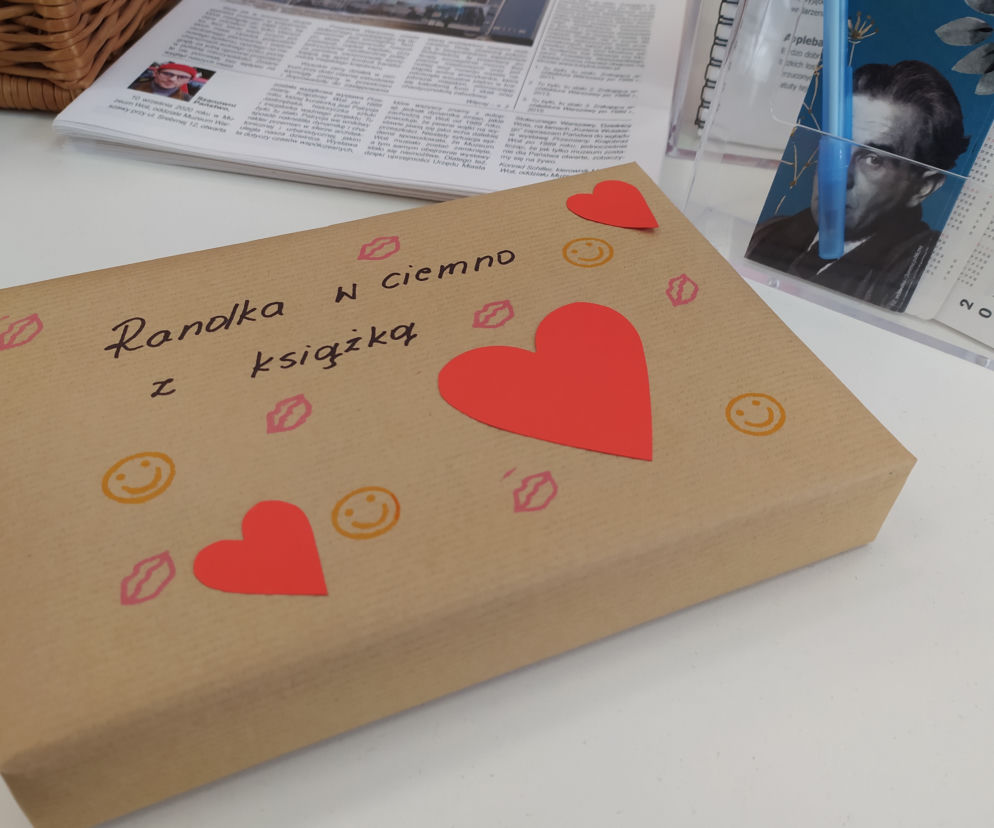 Randa w ciemno z książką. Propozycja biblioteki na Odolanach na Walentynki