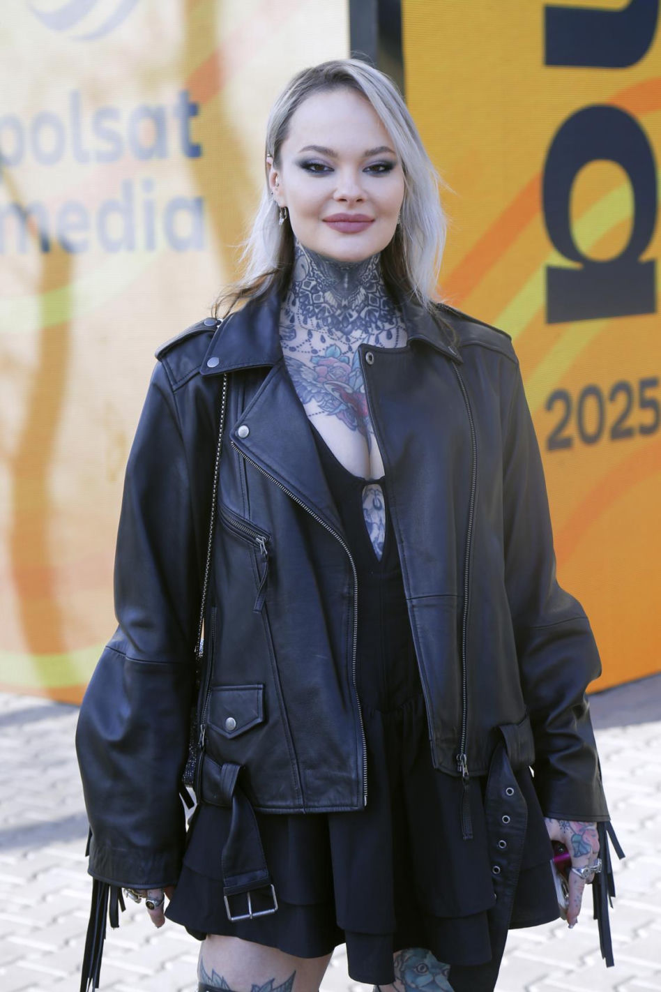 Monika Miller przyszła na premierę i się zaczęło. Tylko spójrzcie na jej nogi!