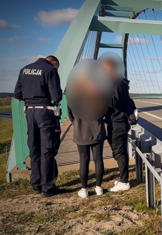 Weszli na przęsło ogromnego wiaduktu w Świebodzinie! Jeden podmuch wiatru mógł doprowadzić do wielkiej tragedii [ZDJĘCIA]