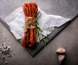 Od kiedy znam ten przepis, nie kupuję kabanosów. Domowe są pyszne i nie zawierają konserwantów