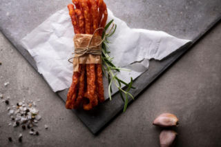 Od kiedy znam ten przepis, nie kupuję kabanosów. Domowe są pyszne i nie zawierają konserwantów