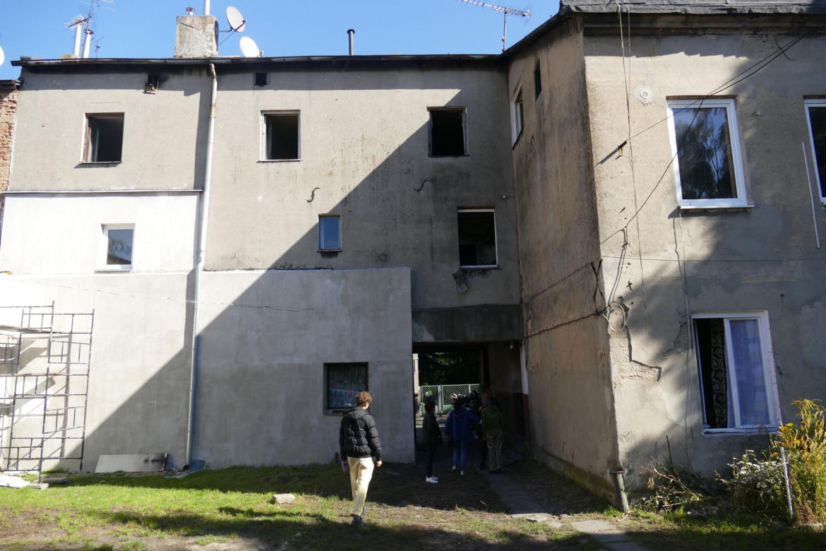 Chciał spalić lokatorów, bo pokłócił się z partnerką. Ogień odciął im drogę ucieczki