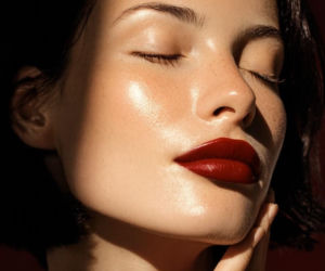 Makijaż na święta. Czerwień otulona komfortem