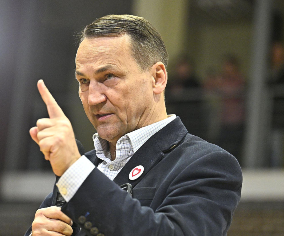 Minister Radosław Sikorski z uniesionym palcem wskazującym. O odpowiedzi na groźby Rosji przeczytasz na SE Polityka.