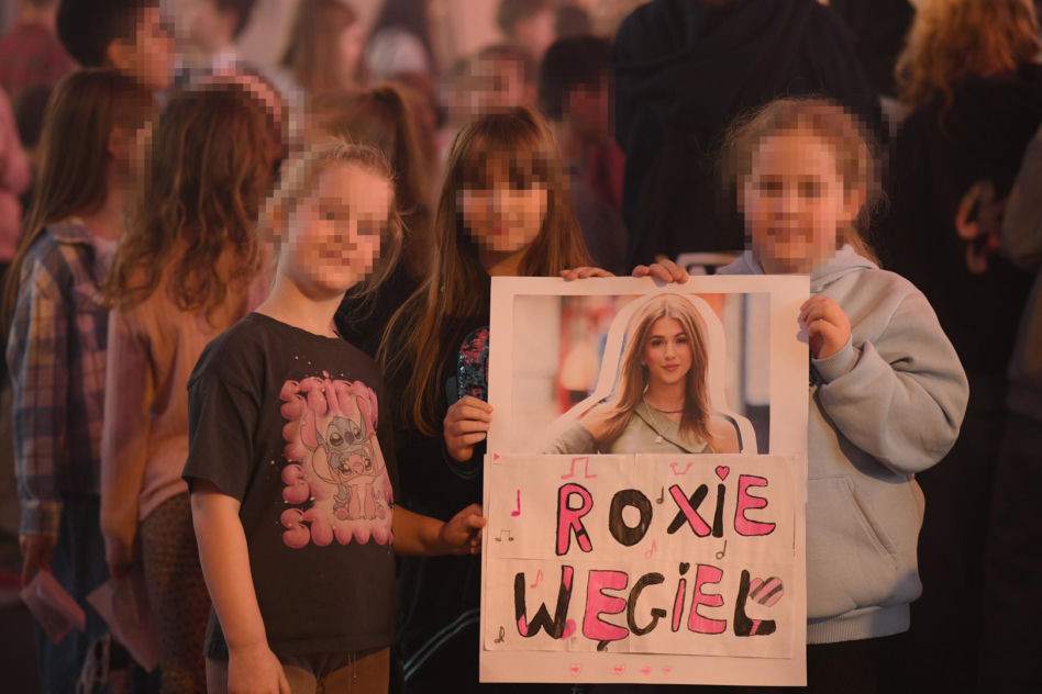 Roxie Węgiel z gołym brzuchem śpiewa dla najmłodszych