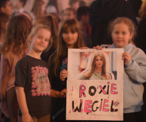 Roxie Węgiel z gołym brzuchem śpiewa dla najmłodszych