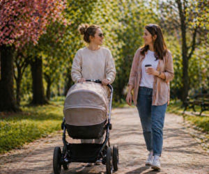 Przyjaźń po porodzie słabnie? Sprawdź, jak pielęgnować relacje ze znajomymi bez dzieci