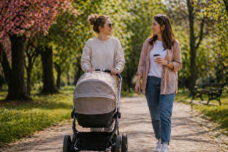 Przyjaźń po porodzie słabnie? Sprawdź, jak pielęgnować relacje ze znajomymi bez dzieci