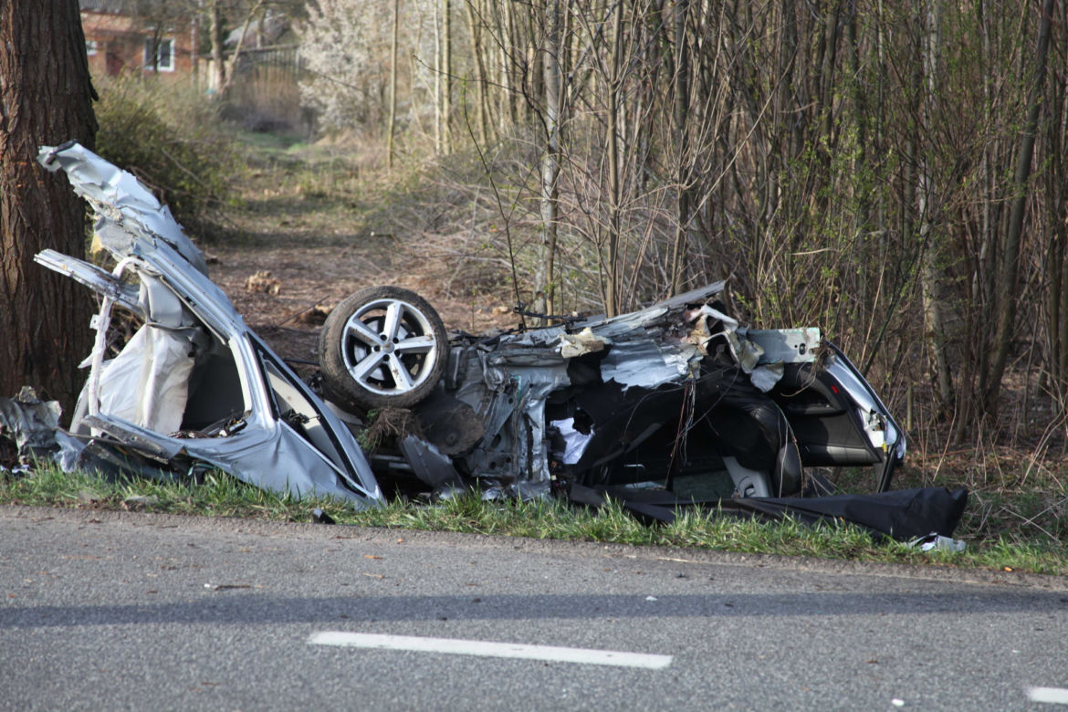 Razem się urodzili i razem zginęli. Audi bliźniaków roztrzaskało się o przydrożne drzewo 