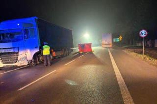 Potrąciły go dwie ciężarówki. Tragiczny wypadek