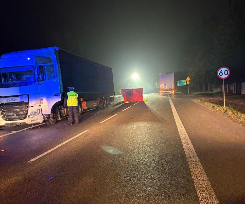 Tragedia na DK12 w Struży Kolonii. Pieszy zginął po potrąceniu przez dwie ciężarówki
