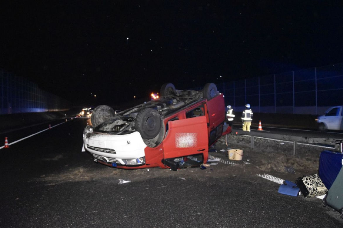 Jeden bus najechał na drugiego. Doszło do dachowania! Dramat na autostradzie A4