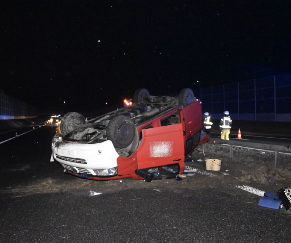 Jeden bus najechał na drugiego. Doszło do dachowania! Dramat na autostradzie A4